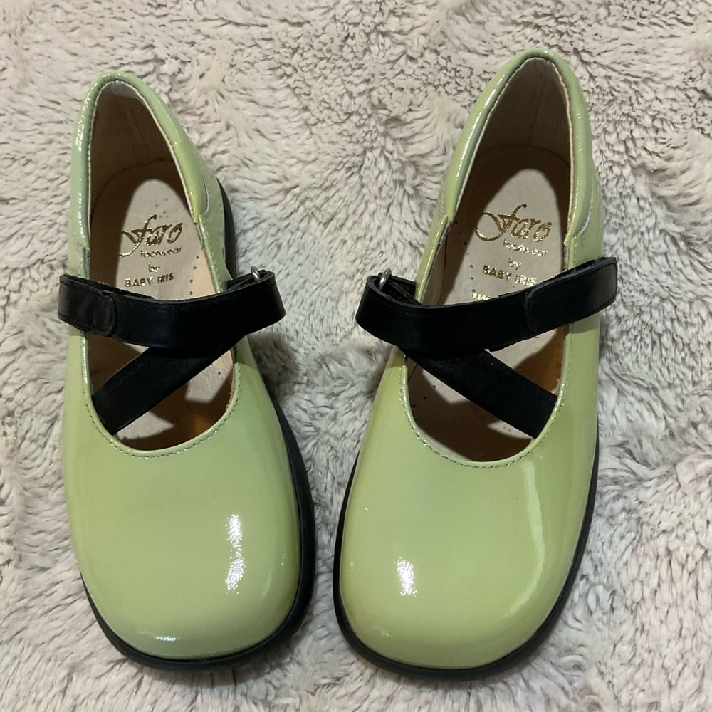 Faro Little Girls Green Mary Jane Shoes with Black Crisscross Straps